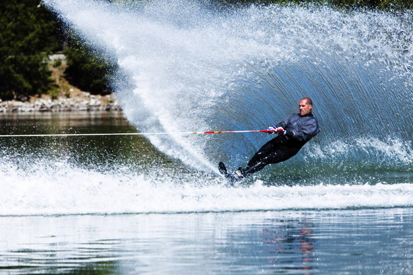 西方人,成年人,中年人,老年人,一个人,横图,室外,白天,欧洲,美国,欧洲人,仅一个男性,仅一个人,仅一个中年男性,拿着,极限运动,波浪,活力,摄影,迅速,技能,滑水运动,男人,男性,中年男性,白种人,休闲活动,彩图