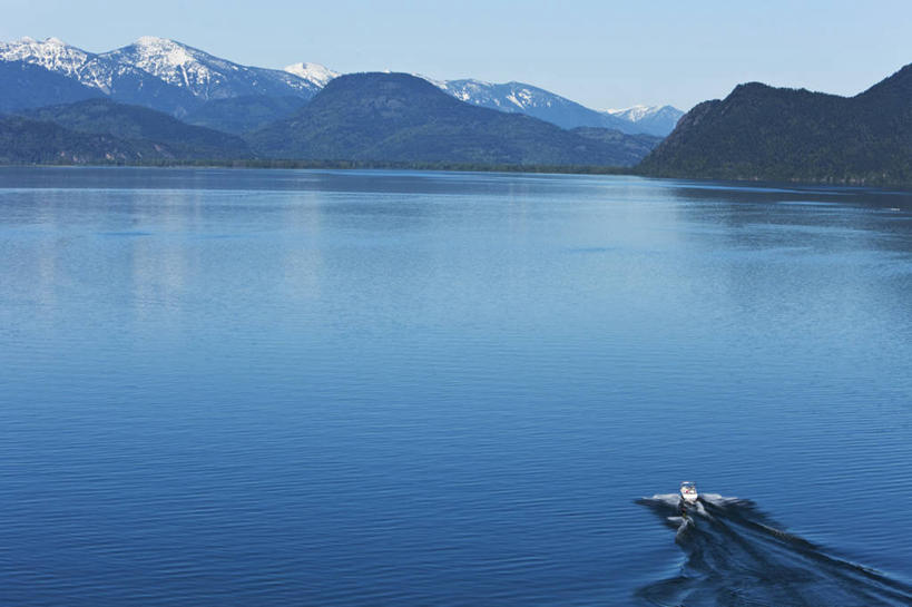 西方人,成年人,两个人,跳,横图,俯视,室外,白天,锻炼,兴奋,运动,湖,山脉,雪山,欧洲,美国,欧洲人,半空,极限运动,波浪,摄影,迅速,室外运动,滑水,户外运动,水上运动,摩托艇,特技,滑水运动,体育,年轻男性,年轻女性,白种人,年轻人,休闲活动,彩图,高角度拍摄,健身