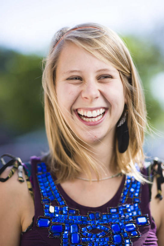 成年人,脸,头,脸颊,头发,一个人,笑,竖图,室外,白天,正面,幸福,风,美国,仅一个年轻女性,仅一个女性,仅一个人,休闲装,肩膀,亮片,金色,放松,摄影,肖像,圣芭芭拉,年轻女性,女人,女性,年轻人,头部,长发,脸部,脸蛋,面部,彩图