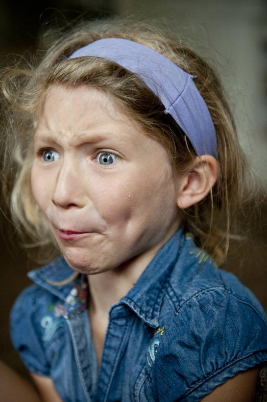 西方人,儿童,脸,头,眼睛,脸颊,头发,一个人,竖图,室内,白天,纯洁,欧洲,美国,欧洲人,仅一个女性,仅一个人,束发带,肩膀,小孩,蓝色,仅一个小孩,金色,可爱,童年,童趣,凝视,皱眉头,摄影,恐怖,努力,童真,烂漫,无邪,缅因州,波特兰,天真,女孩,女人,女性,白种人,孩子,头部,脸部,脸蛋,面部,彩图,女生