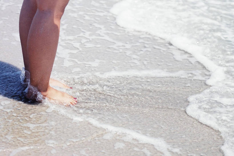 成年人,一个人,站,横图,室外,白天,度假,海浪,水,美国,仅一个女性,自然,波浪,夏天,赤脚,摄影,享乐,纽约州,海滩,彩图