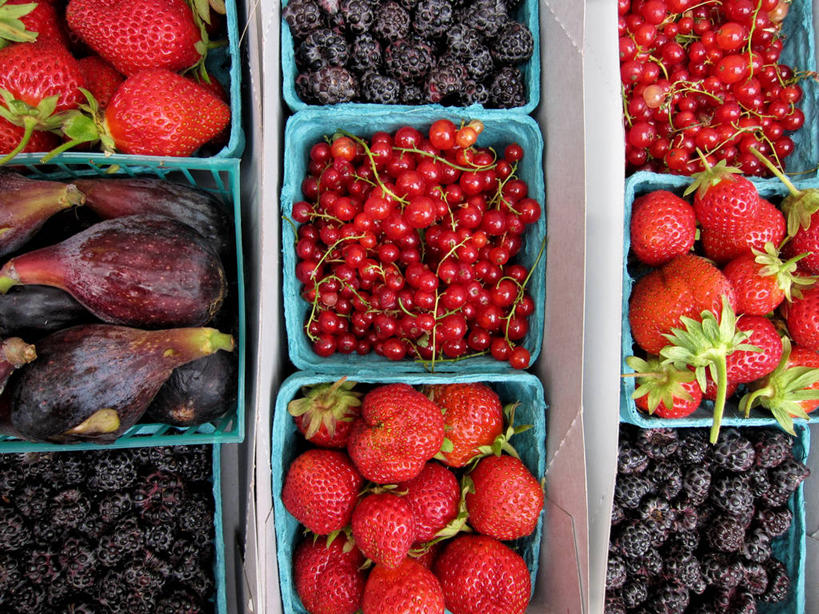 无人,横图,室外,特写,白天,购物,商务,消费,草莓,浆果,水果,美国,一排,许多,丰富,整齐,篮子,桑椹,集市,市场,很多,饮食,排列,零售,金融,摄影,多样,队列,清新,加利福尼亚,选购,贸易,健康食物,圣莫尼卡,黑刺莓,彩图