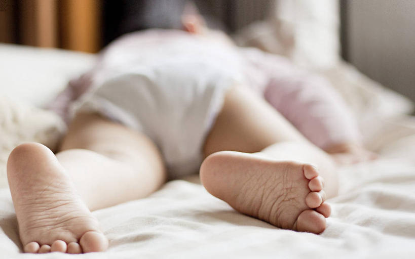 婴儿,儿童,一个人,躺,横图,室内,特写,纯洁,床,卧室,英国,仅一个人,首都,尿布,小孩,趴着,放松,可爱,摄影,活泼,宝宝,纯真,烂漫,无邪,伶俐,天真,孩子,睡觉,彩图