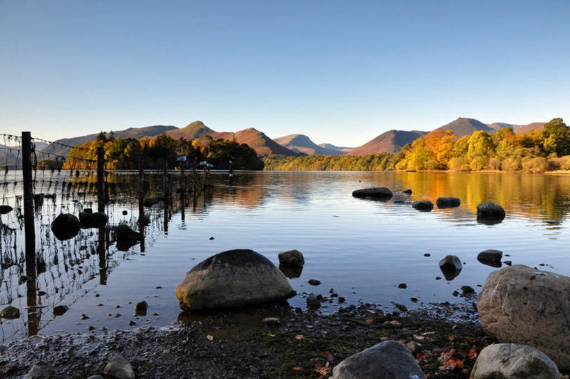 无人,横图,室外,美景,山,山脉,英国,反射,景观,篱笆,黎明,树,风景,自然,景色,摄影,宁静,早晨,自然风光,万里无云,坎布里亚,德文特湖,岩石,秋天,彩图