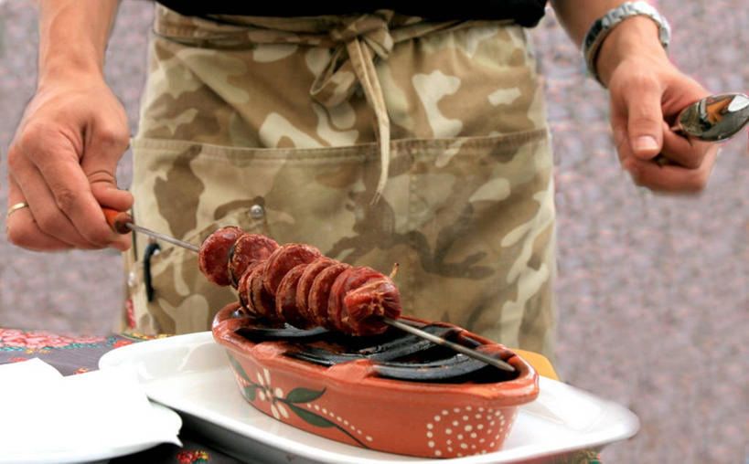 一个人,站,横图,室外,白天,葡萄牙,准备,餐盘,拿着,休闲装,饮食,红色,汤匙,摄影,部分,清新,西班牙香肠,烹调,彩图