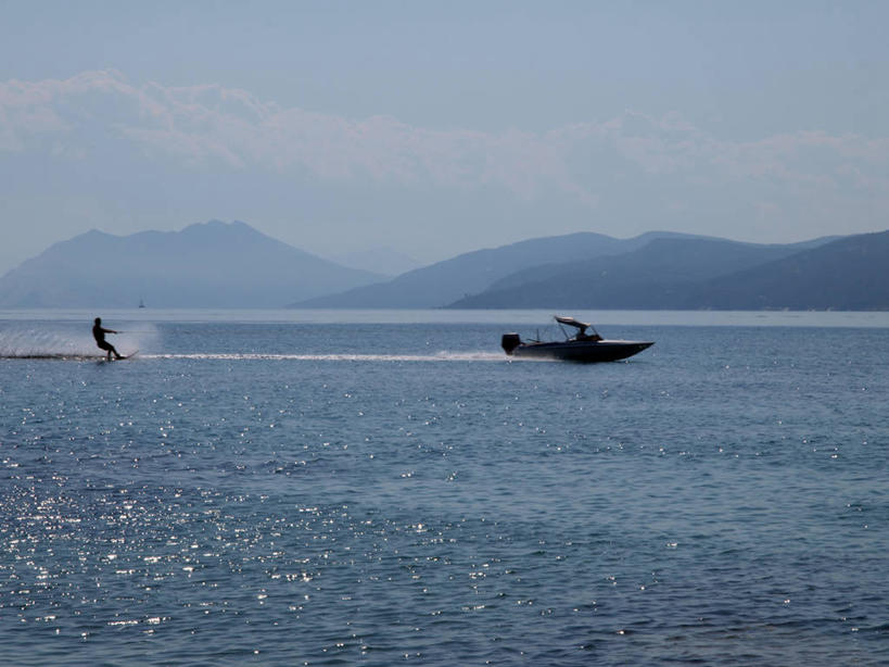 成年人,一个人,横图,度假,海浪,山,山脉,希腊,仅一个男性,溅,云,拿着,极限运动,天空,自然,运输,摄影,迅速,滑水运动,斯基亚索斯岛,彩图
