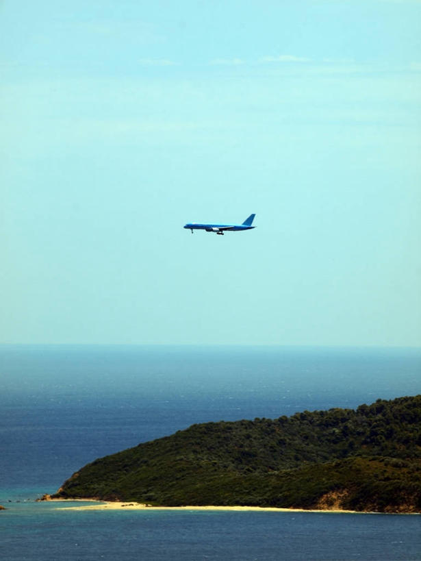 无人,竖图,室外,白天,海洋,飞机,希腊,岛,水平线,云,交通,半空,航空,飞,自然,交通工具,运输,摄影,宁静,客机,载具,斯基亚索斯岛,彩图,商务机