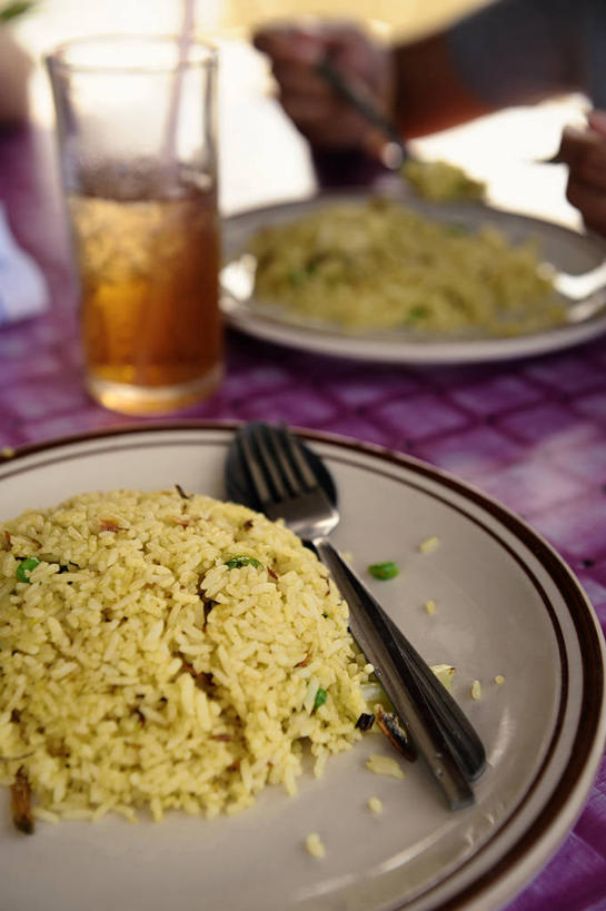 手,一个人,竖图,室外,白天,马来西亚,叉,炒饭,饮食,盘子,汤匙,摄影,部分,健康食物,冰茶,彭亨州,玻璃杯,彩图,马来文化