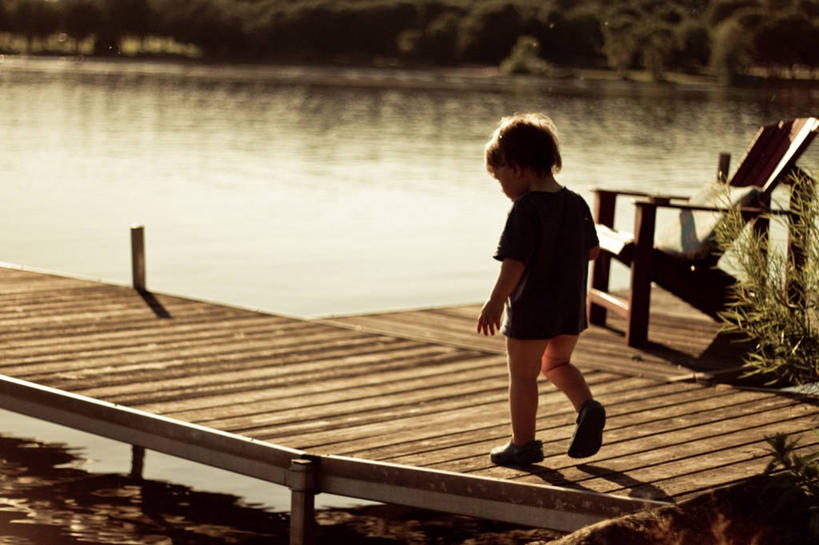 西方人,婴儿,儿童,一个人,横图,室外,纯洁,湖,日落,椅子,欧洲,加拿大,欧洲人,仅一个人,木制,休闲装,小孩,背面,可爱,摄影,活泼,宝宝,纯真,烂漫,无邪,伶俐,天真,白种人,孩子,步行,彩图,幼儿