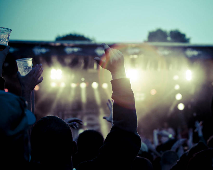 举,横图,室外,夜晚,夜生活,英国,庆祝,音乐,饮食,英格兰,夏天,托,摄影,照亮,享乐,照明设备,群众,万里无云,音乐节,玻璃杯,举起,举手,举着,向上举,向上伸,向上托,彩图,舞蹈,传统文化,贝辛斯托克