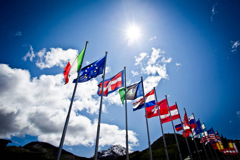 无人,横图,室外,白天,镜头眩光,仰视,太阳,旗帜,国旗,日光,意大利,一排,许多,摇摆,整齐,云,很多,排列,天空,摄影,多样,队列,身份,爱国主义,彩图,低角度拍摄