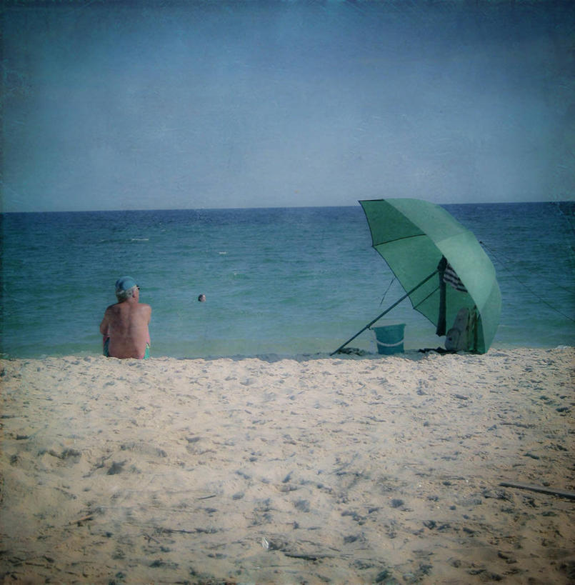 一个人,竖图,室外,白天,度假,幸福,海洋,葡萄牙,伞,沙子,桶,水平线,天空,自然,放松,摄影,海滩,休闲活动,半身,彩图,塔维拉