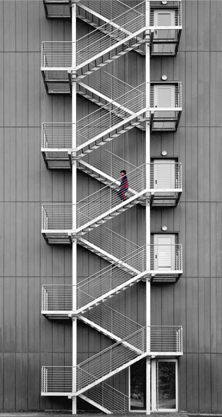 儿童,一个人,竖图,黑白,分离着色,室外,白天,侧面,纯洁,建筑,西班牙,仅一个男性,仅一个人,休闲装,现代,小孩,红色,仅一个小孩,可爱,童年,童趣,摄影,便利,童真,烂漫,无邪,下移,纳瓦拉,潘普洛纳,天真,男孩,男人,男性,孩子,防火梯,男生