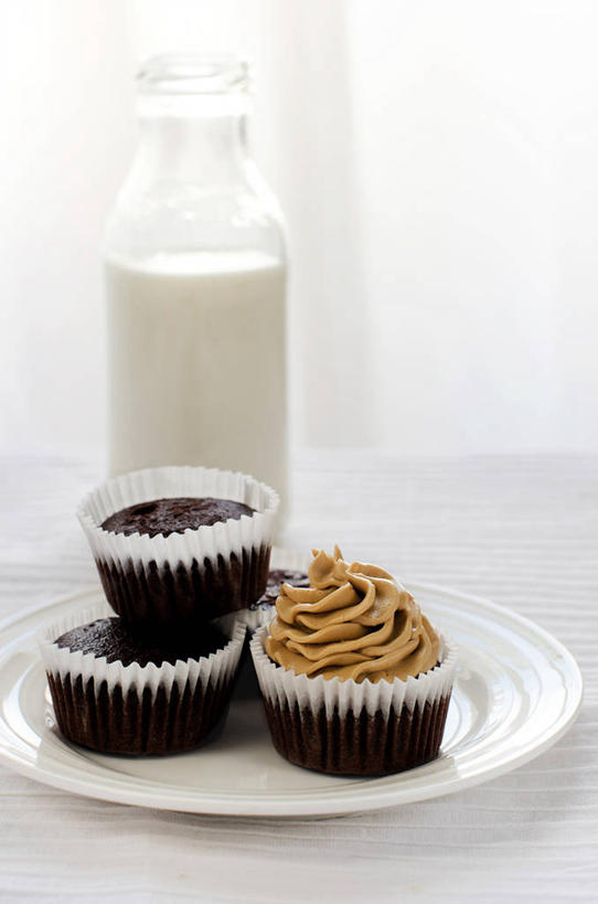 无人,竖图,白色背景,卡塔尔,黄油,饮品,首都,饮食,饮料,白色,盘子,牛奶瓶,甜食,奶油,巧克力,诱惑,摄影,可口,清新,多哈,糖衣,漩涡形,蛋糕托杯,适口,摩卡咖啡,纸托蛋糕,彩图,影棚拍摄