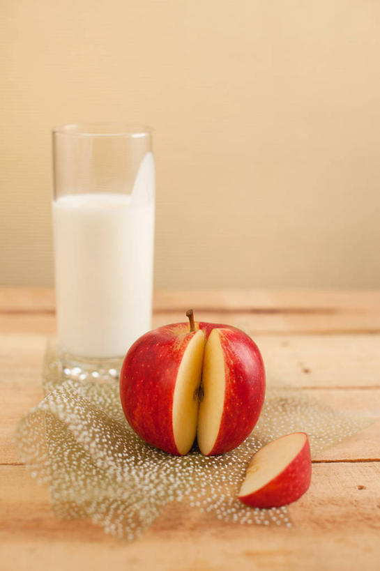 点心,面包,牛奶,无人,竖图,室内,特写,苹果,水果,卡塔尔,切开,包装纸,食品,面点,饮品,首都,吐司,饮食,食物,糕点,饮料,切,摄影,法式面包,可口,清新,剖面,吐司面包,多哈,切面,健康食物,适口,嘎啦苹果,玻璃杯,彩图,多士,听型面包