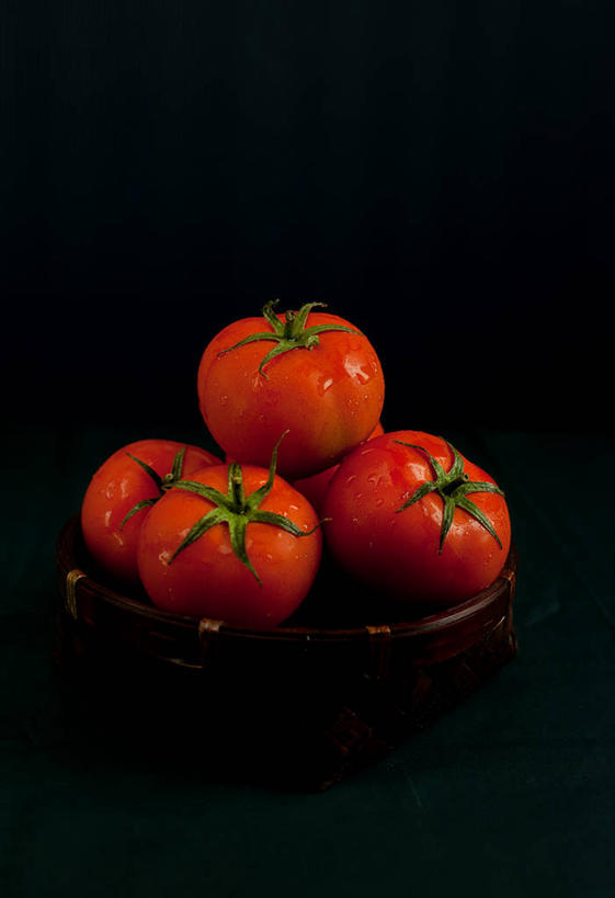 无人,竖图,特写,蔬菜,西红柿,叶子,卡塔尔,黑色背景,首都,饮食,红色,四个,摄影,清新,多哈,健康食物,彩图,影棚拍摄