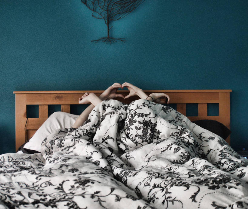 手,两个人,家庭,横图,室内,床,卧室,加拿大,连接,毯子,浪漫,温暖,温馨,一家人,放松,摄影,部分,和睦,卡尔加里,想法,亚伯达,心型,彩图,爱,伴侣,融洽