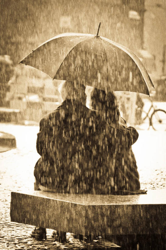 成年人,两个人,坐,竖图,阶调图片,室外,白天,运动模糊,水,雨,荷兰,连接,伞,天气,拿着,背面,搭,摄影,保护,享乐,搭着,关爱,异性恋,男人,女人,彩图,爱,伴侣