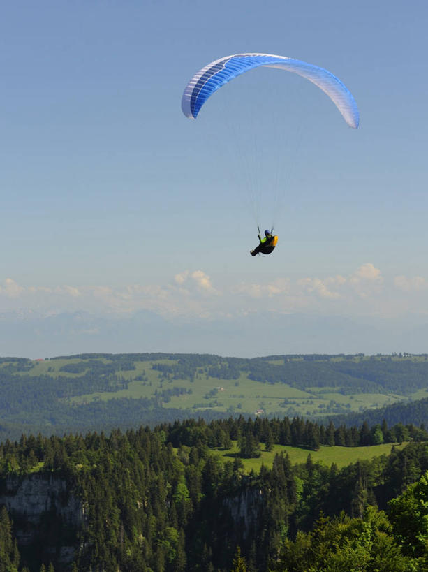 一个人,竖图,室外,白天,度假,自由,山,降落伞,法国,欧洲,地形,云,半空,飞,天空,自然,摄影,享乐,西欧,法兰西,法兰西共和国,法兰西第五共和国,弗朗什.孔泰,弗朗什.孔泰大区,冒险,彩图