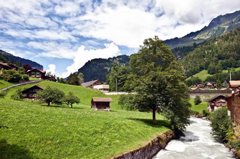 无人,横图,室外,白天,美景,山,建筑,瑞士,地形,景观,云,桥,联系,草,树,天空,自然,地标建筑,景色,摄影,宁静,自然风光,劳特布龙嫩,彩图