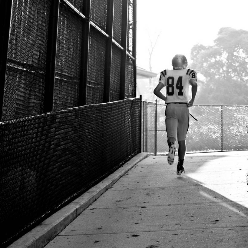 成年人,一个人,运动员,跑,方图,黑白,室外,白天,运动服,运动,竞争,建筑,日光,美国,仅一个男性,阴影,服装,数字,人行道,足球运动员,背面,衣服,摄影,服饰,衣着,穿着,田纳西,衣饰,足球运动,体育运动员,运动选手,运动装