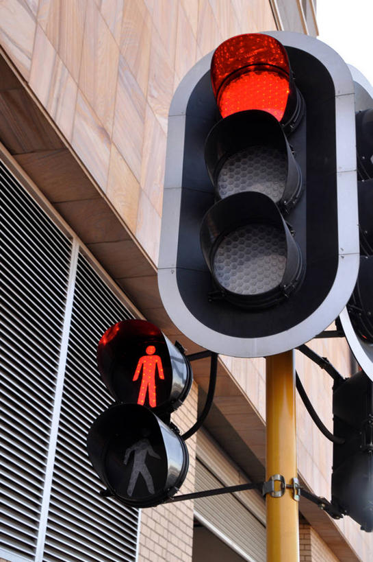 无人,竖图,室外,特写,白天,仰视,通讯,安全,建筑,人行横道,指示牌,南非,停靠,标志,符号,文字,红绿灯,信号灯,交通,警告,标识,一个,红色,警示,摄影,红灯,电灯,单个,指导,保护,禁止,控制,权威,提醒,照明设备,提示,停泊,限制,流通,交通信号灯,行人信号灯,性别符号,豪登省,约翰内斯堡,危险,彩图,低角度拍摄,梅尔罗斯修道院,男性符号