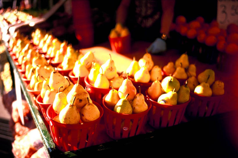 手,一个人,横图,室内,重复,桌子,梨,水果,加拿大,许多,丰富,篮子,市场,很多,饮食,零售,摄影,部分,清新,健康食物,魁北克,蒙特利尔,鹰爪,彩图