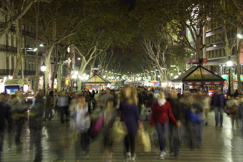 横图,室外,夜晚,运动模糊,城市,道路,街道,路,路灯,公路,西班牙,巴塞罗那,交通,许多人,树,一群人,摄影,照亮,群众,兰布拉斯大道,马路,彩图,例行公事