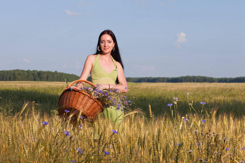 西方人,成年人,一个人,站,笑,微笑,露齿笑,横图,室外,白天,快乐,信心,小麦,欧洲,俄罗斯,欧洲人,仅一个年轻女性,仅一个女性,仅一个人,篮子,地形,田地,谷类,休闲装,天空,自然,摄影,生长,肖像,年轻女性,女人,女性,白种人,年轻人,长发,休闲活动,彩图,美人,俄罗斯人