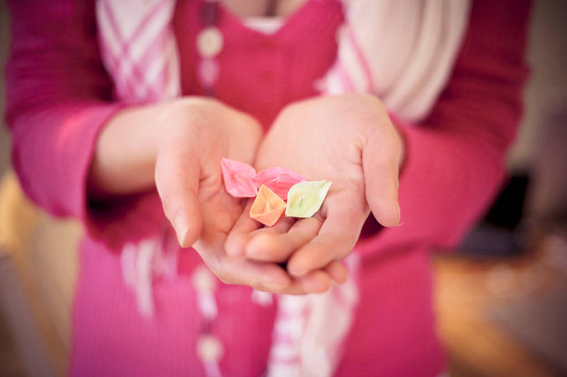 成年人,手,一个人,横图,室内,特写,英国,仅一个女性,拿着,休闲装,摄影,多样,部分,创造力,纸船,想法,美术工艺,彩图