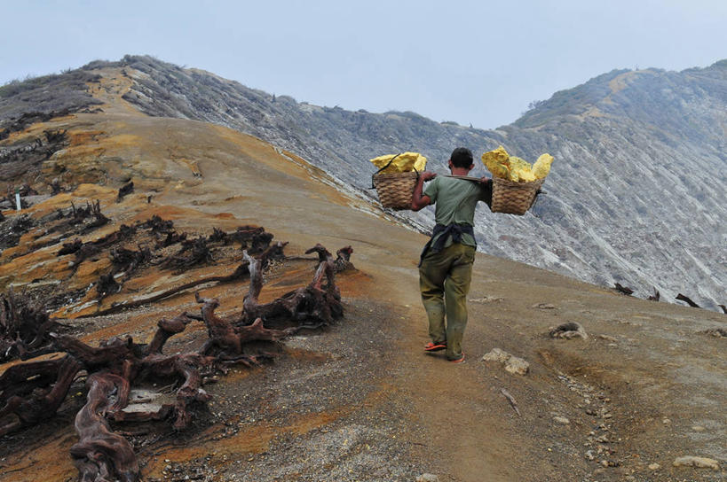 一个人,横图,室外,白天,风险,火山,山,印度尼西亚,篮子,火山口,背面,天空,自然,平衡,摄影,运送,矿工,爪哇,硫磺,步行,彩图