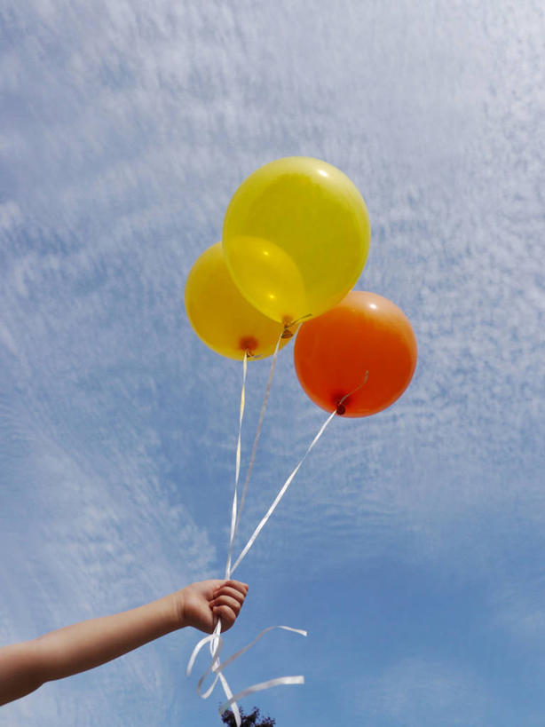 儿童,一个人,竖图,室外,白天,仰视,纯洁,德国,云,拿着,黄色,红色,天空,气球,可爱,童年,童趣,摄影,部分,童真,烂漫,无邪,巴伐利亚,四肢,天真,手臂,彩图,低角度拍摄,氦气球