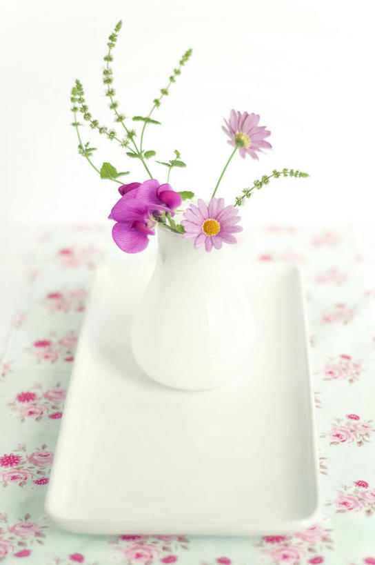 无人,竖图,室内,白天,桌子,花瓶,瑞典,花纹,餐盘,花,粉色,紫色,摄影,脆弱,清新,彩图