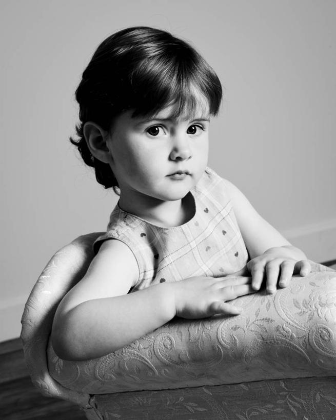 西方人,儿童,脸,头,脸颊,一个人,竖图,黑白,纯洁,英国,欧洲,欧洲人,仅一个女性,仅一个人,灰色背景,躺椅,休闲装,肩膀,小孩,靠,靠着,仅一个小孩,可爱,童年,童趣,摄影,起居室,肖像,童真,烂漫,无邪,普利茅斯,天真,女孩,女人,女性,白种人,孩子,头部,脸部,脸蛋,面部,影棚拍摄,女生