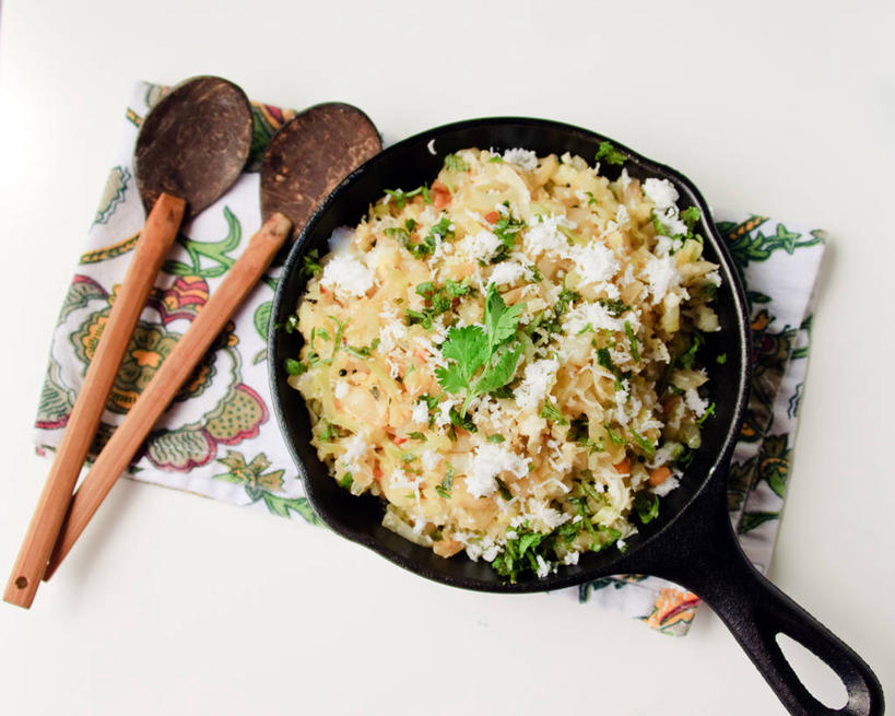 无人,横图,俯视,特写,白色背景,椰子,新加坡,木制,勺子,炒菜,锅,饮食,木制品,调羹,汤匙,甘蓝,芫荽叶,摄影,清新,洗碗布,健康食物,彩图,高角度拍摄,影棚拍摄