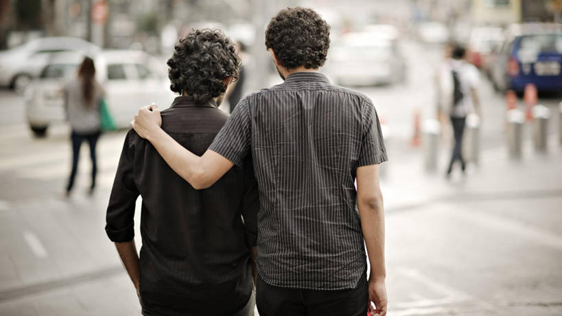 成年人,两个人,兄弟,横图,室外,白天,友谊,街道,汽车,马来西亚,连接,首都,背面,搭,运输,摄影,生活方式,搭着,吉隆坡,男性,半身,彩图