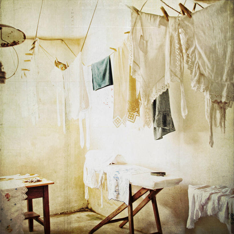 无人,家庭,横图,室内,白天,桌子,纺织品,丹麦,吊挂,悬挂,纹路,纹理,挂,洗衣服,晾衣服,温暖,温馨,一家人,摄影,和睦,熨衣板,衣夹,肌理,彩图,融洽,家务劳动