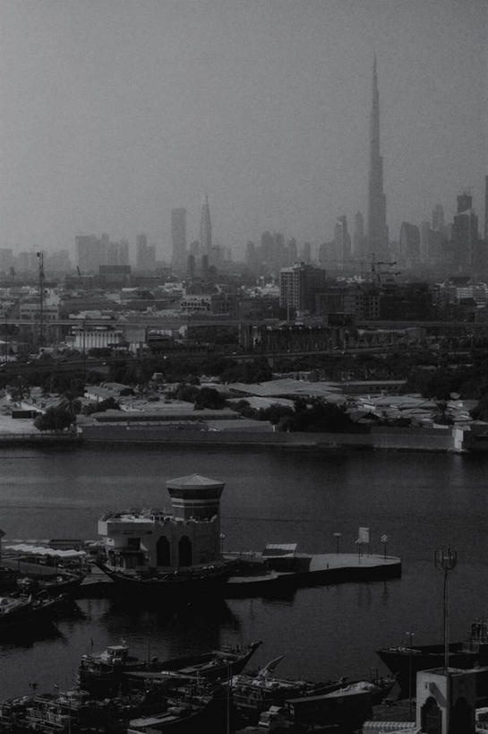 无人,竖图,黑白,室外,白天,海洋,天际线,城市,建筑,船,运输,摄影,阿拉伯联合酋长国,迪拜,波斯湾