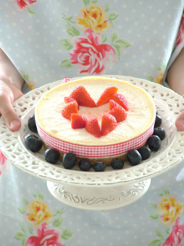 一个人,竖图,室内,特写,草莓,蓝莓,英国,花纹,拿着,饮食,甜食,摄影,清新,乳酪蛋糕,彩图