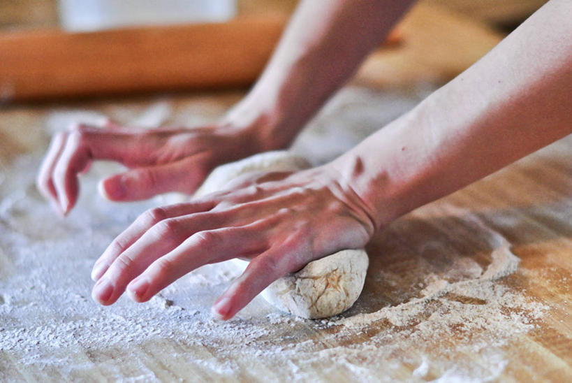 面包,成年人,手,一个人,横图,室内,特写,白天,厨房,美国,仅一个女性,准备,灶台,面粉,饮食,揉,摄影,部分,德克萨斯,达拉斯市,彩图,小麦面粉