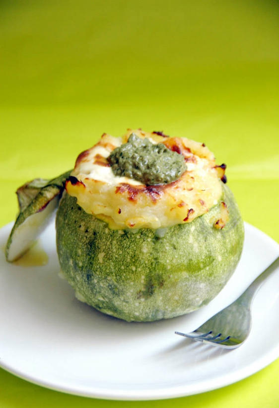 无人,竖图,特写,蔬菜,意大利,绿色背景,叉,饮食,白色,盘子,摄影,清新,健康食物,胡瓜,彩图,影棚拍摄