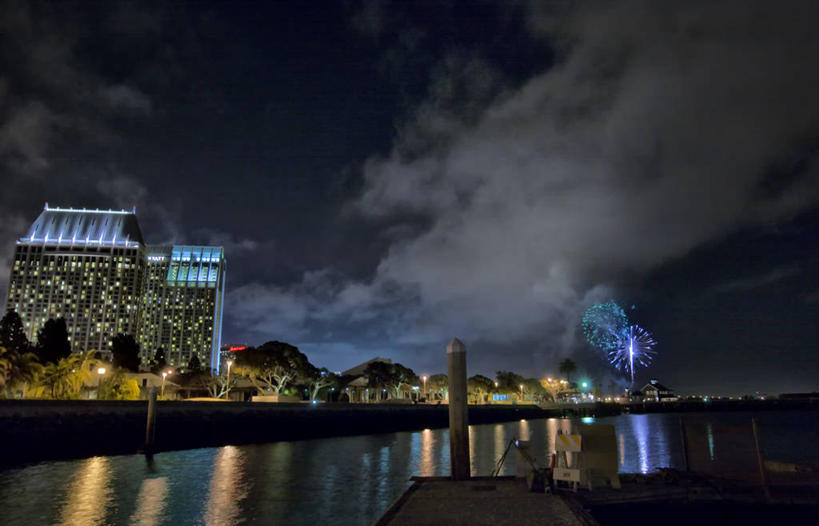 无人,横图,室外,夜晚,爆炸,水,城市,建筑,美国,庆祝,反射,火花,云,海湾,天空,焰火,摄影,照亮,圣地牙哥市,彩图