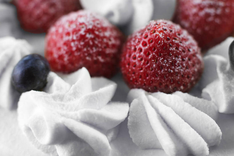 点心,无人,横图,特写,草莓,蓝莓,水果,纽约,美国,食品,甜点,甜品,霜,饮食,食物,糕点,白色,甜食,寒冷,摄影,清新,糖粉,糖衣,纽约州,彩图,蛋糕,生奶油,鞭打