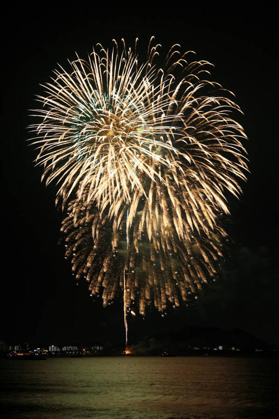 无人,竖图,室外,夜晚,水,日本,庆祝,日本文化,反射,焰火,摄影,照亮,福冈,彩图,传统文化,传统节日