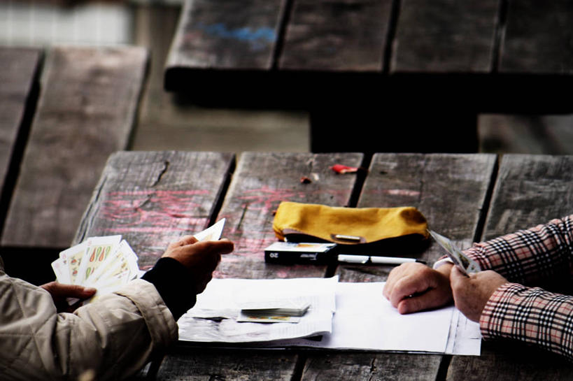 儿童,手,两个人,公园,横图,室外,特写,白天,纯洁,桌子,纸牌,西班牙,木制,纸,拿着,休闲装,水笔,盒子,可爱,乐趣,童年,童趣,摄影,部分,袖子,享乐,童真,烂漫,无邪,阿斯图里亚斯,天真,休闲活动,彩图,希洪