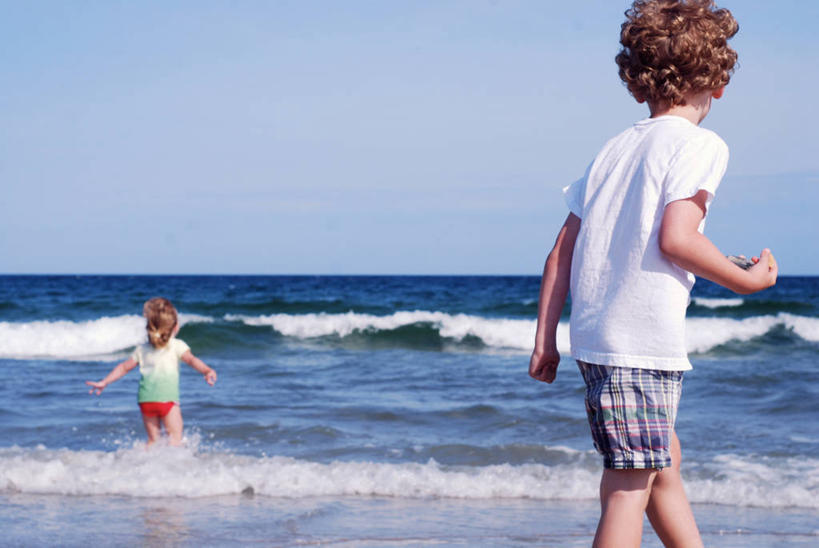 儿童,两个人,兄弟,姐妹,横图,室外,白天,度假,纯洁,海浪,海洋,美国,水平线,休闲装,天空,波浪,可爱,童年,童趣,摄影,享乐,童真,烂漫,无邪,缅因州,天真,男孩,男性,女孩,女性,海滩,彩图