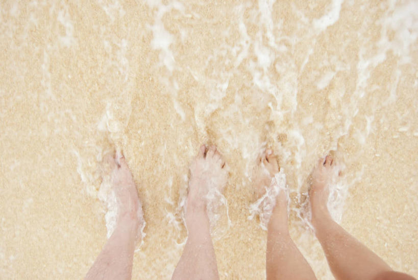 两个人,站,横图,俯视,室外,白天,度假,水,菲律宾,沙子,波浪,赤脚,摄影,部分,足,休闲活动,彩图,高角度拍摄,伴侣