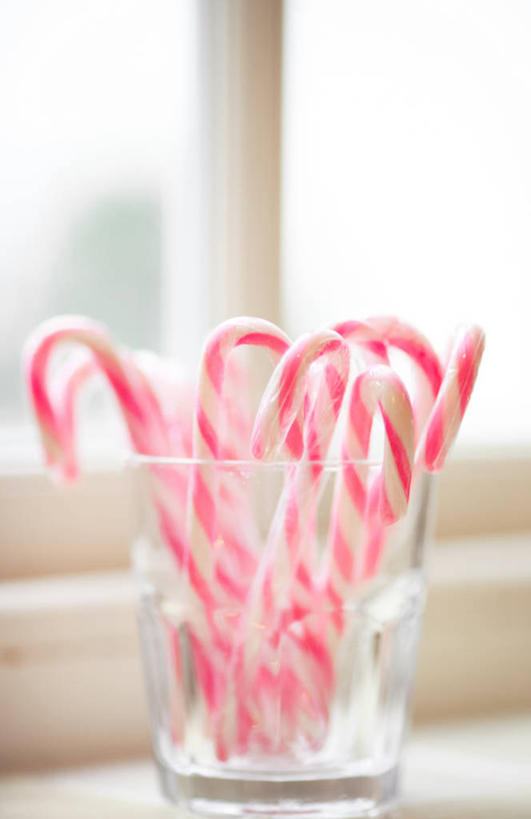 无人,竖图,室内,特写,白天,英国,条纹,食品,糖果,饮食,窗台,粉色,甜食,摄影,甘蔗糖,多塞特郡,玻璃杯,彩图