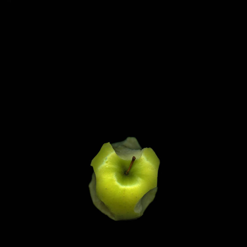 无人,横图,留白,苹果,水果,加拿大,咬,黑色背景,食品,饮食,绿色,摄影,咬着,清新,健康食物,温哥华,大不列颠哥伦比亚,彩图,影棚拍摄,结尾