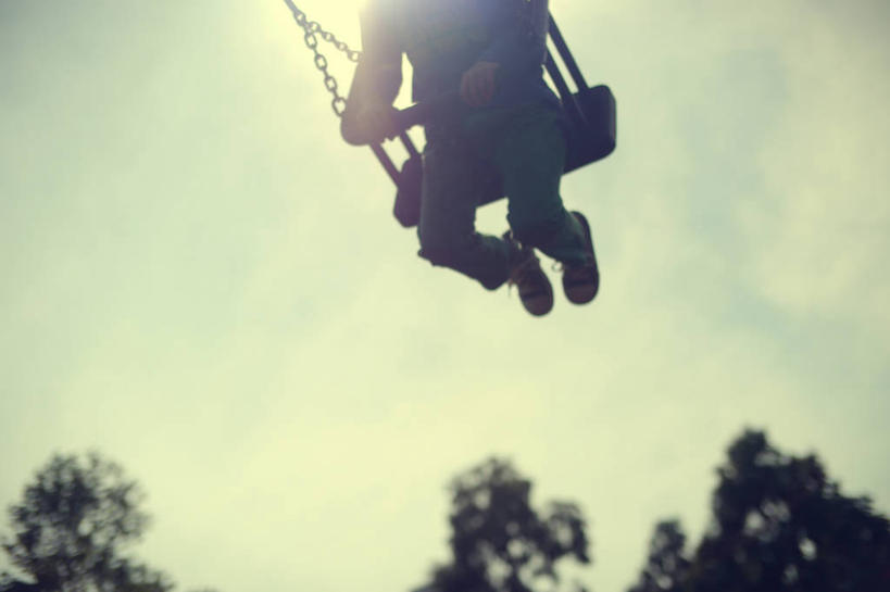 儿童,一个人,坐,横图,俯视,室外,白天,自由,幸福,英国,摇摆,休闲装,树,天空,荡秋千,童年,摄影,部分,无忧无虑,休闲活动,彩图,高角度拍摄